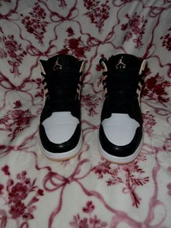 Nike Air Jordan 1 Mid – Arctic Orange. Women’s size 8.5