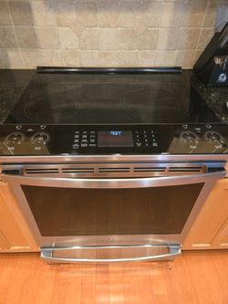 GE Profile 30-in Glass Top 5 burners 5.3-cu ft Air Fry Convection Oven Slide-In Electric Range ( Fingerprint Resistant Stainless Steel )