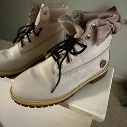 Size 7 Woman’s Timberland Boots 