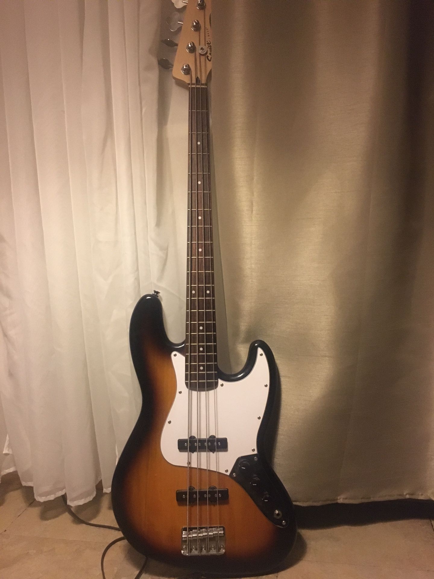 Squier J bass guitar Sunburst