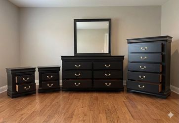 4 pcs dresser set in good condition