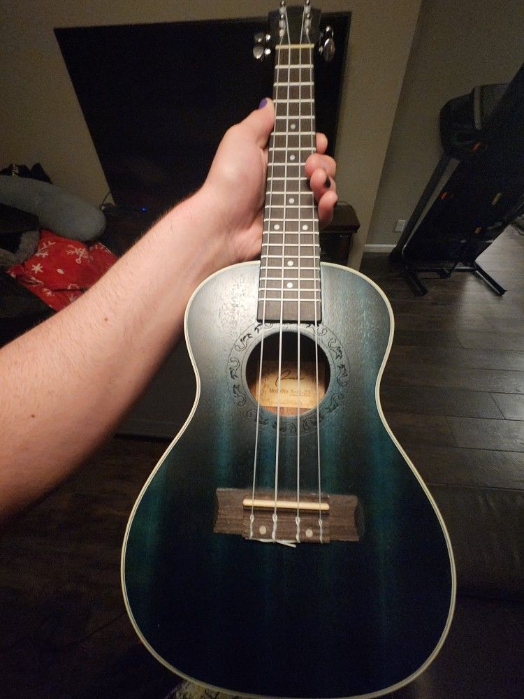 Concert Ukelele With Capo And Tuners