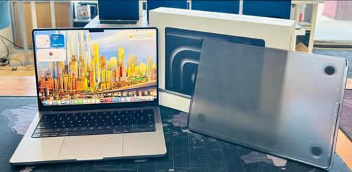 Apple MacBook Pro 14” M3 CHIP 8GB 512GB SSD Fully Functional Like New