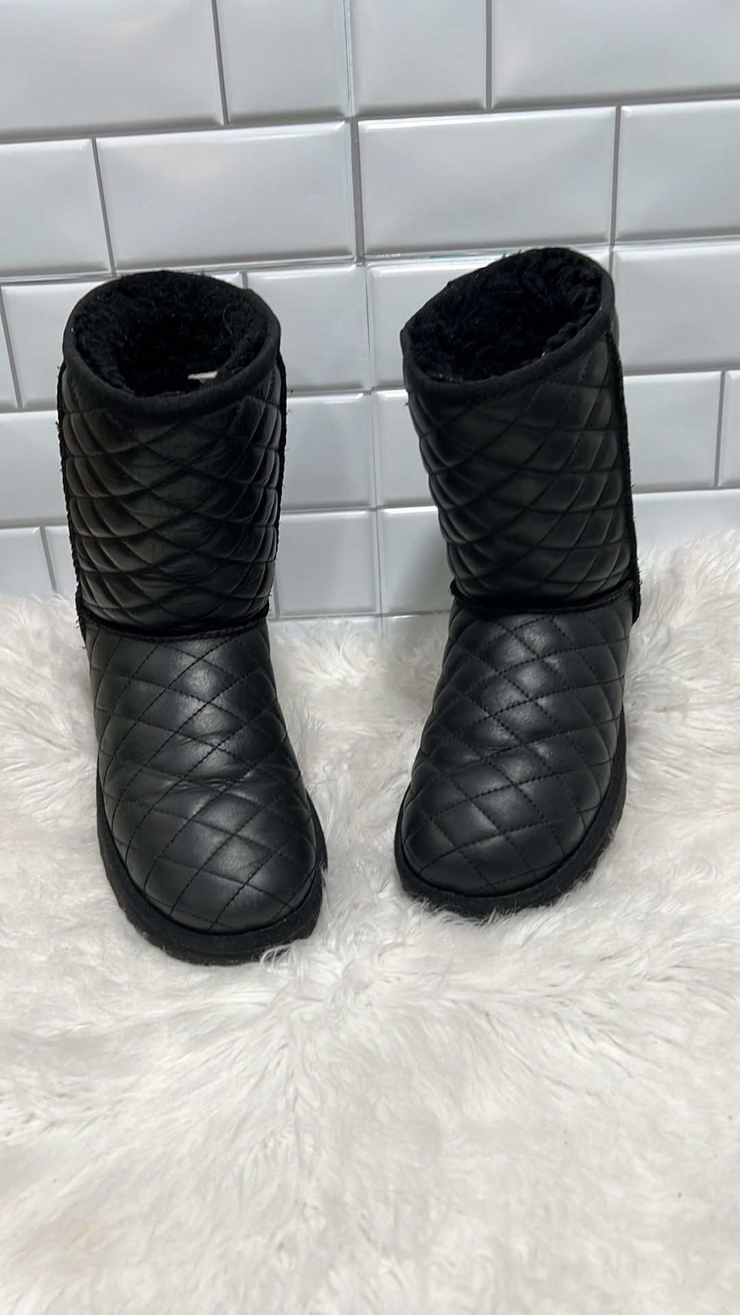 UGG Australia RARE Classic SHORT DIAMOND QUILTED Leather Boots US 8