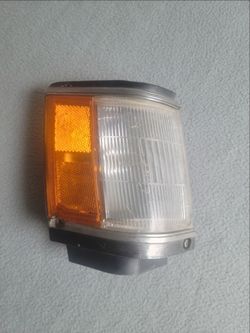 1984-‘86 Toyota Camry Right  Corner Signal Light #32-31R