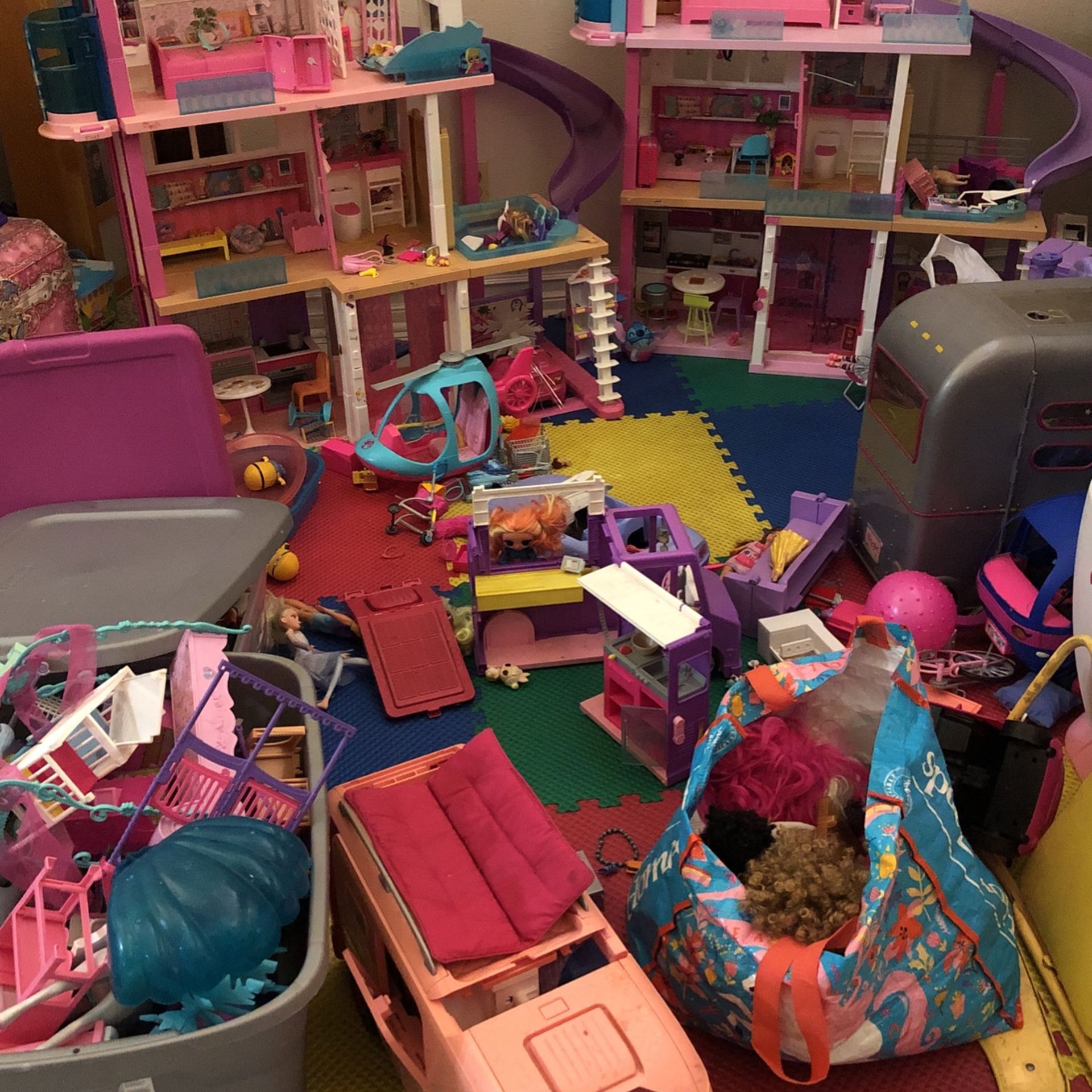 Barbie House And Accessories 