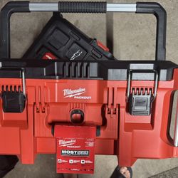 Milwaukee PACKOUT 22in Large Portable Tool Box