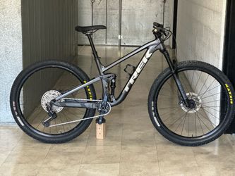 2023 Trek Top Fuel Mountain Bike Medium 29”