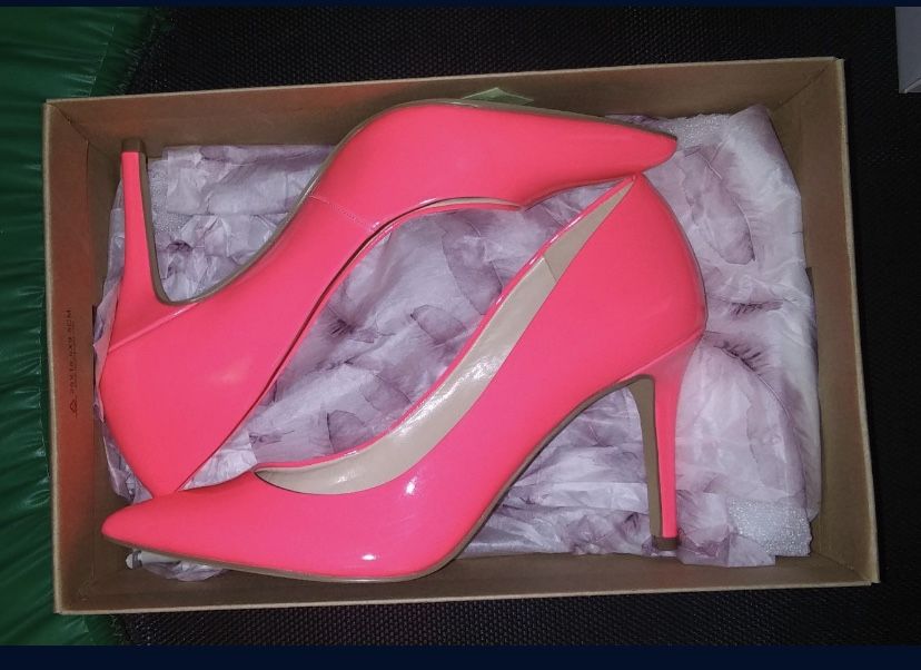 New Ladies Shoes… Designer Jessica Simpson Neon Pink Heels Size 7