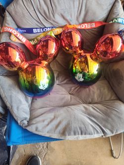 Cubos de 🍿 de maiz del Disney Rainbow con forma de globo de Mickey mouse