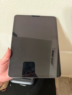 iPad Pro 11” 4th Gen M2 – 256GB – Space Gray – Excellent Condition