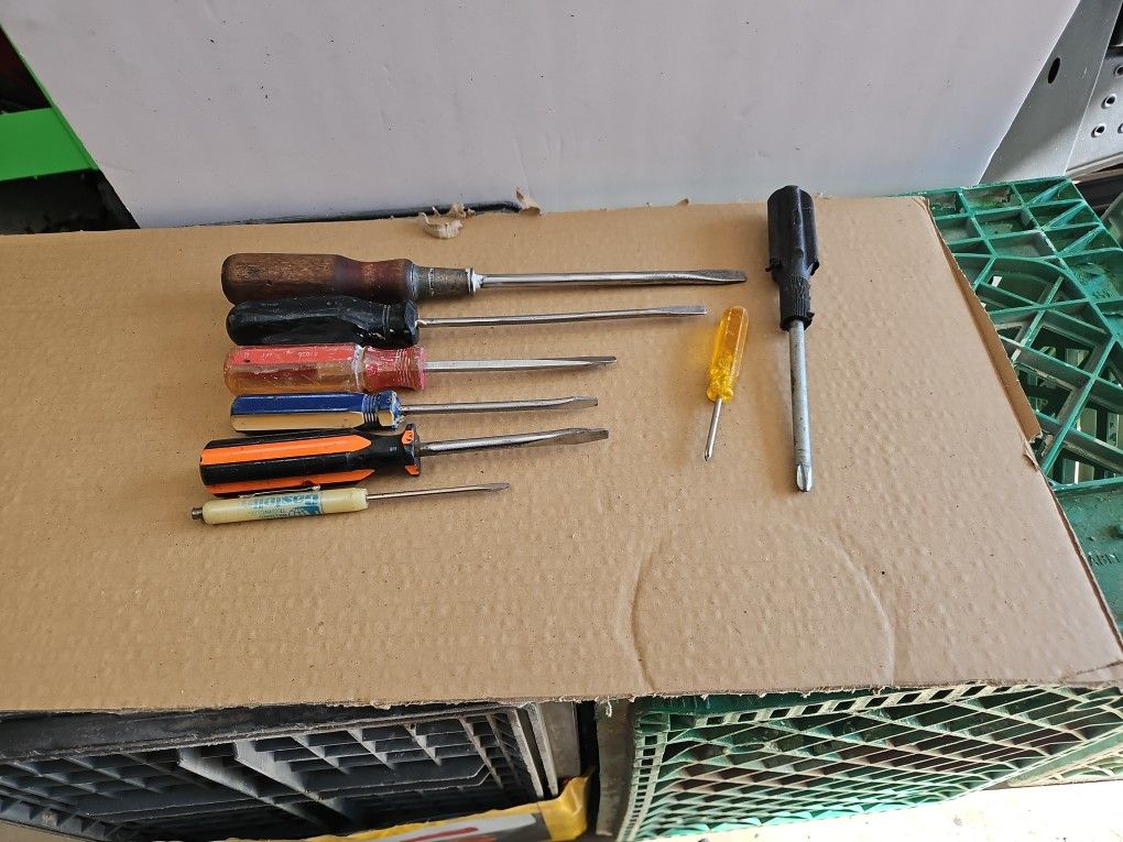 6- Standard & 2 Phillps Screw Driver's in Chandler