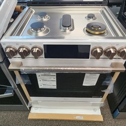 Studio 6.3 cu ft SMART SIde-in Gas Range in Eesence White with
ProBake Convectlon, Easy Cloan, instaylow & Air fry