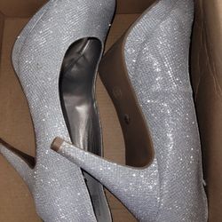 Worthington "Wor Jean" Silver Women's Pumps Size 8.