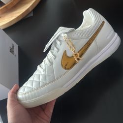 R10  Nike Tiempo Legend! Size 10