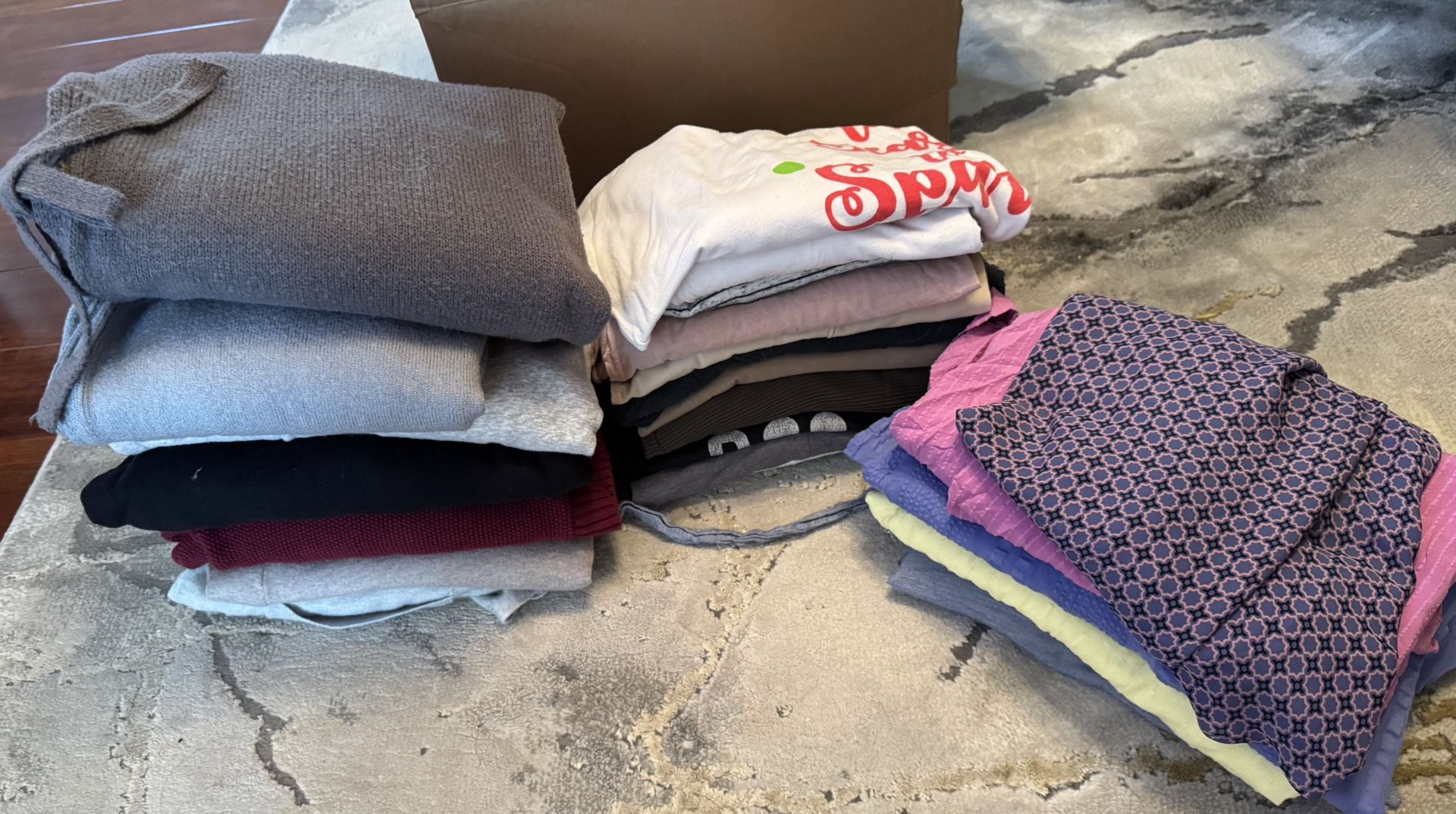 25 Piece bundle of clothing varies sizes t shirts & blouses & sweaters(cash & pick up only)