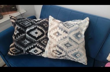 2 throw pillows