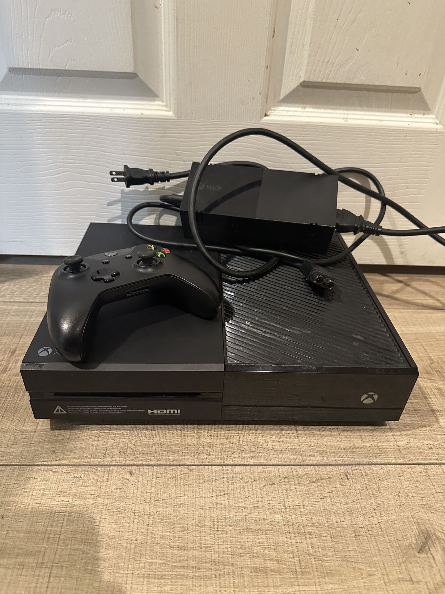 $120 Microsoft Xbox One 500GB With Xbox Controller