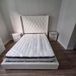 QUEEN SIZE BED AND TWO NIGHTSTANDS - CAMA TAMAÑO QUEEN Y DOS MESITAS DE NOCHE 