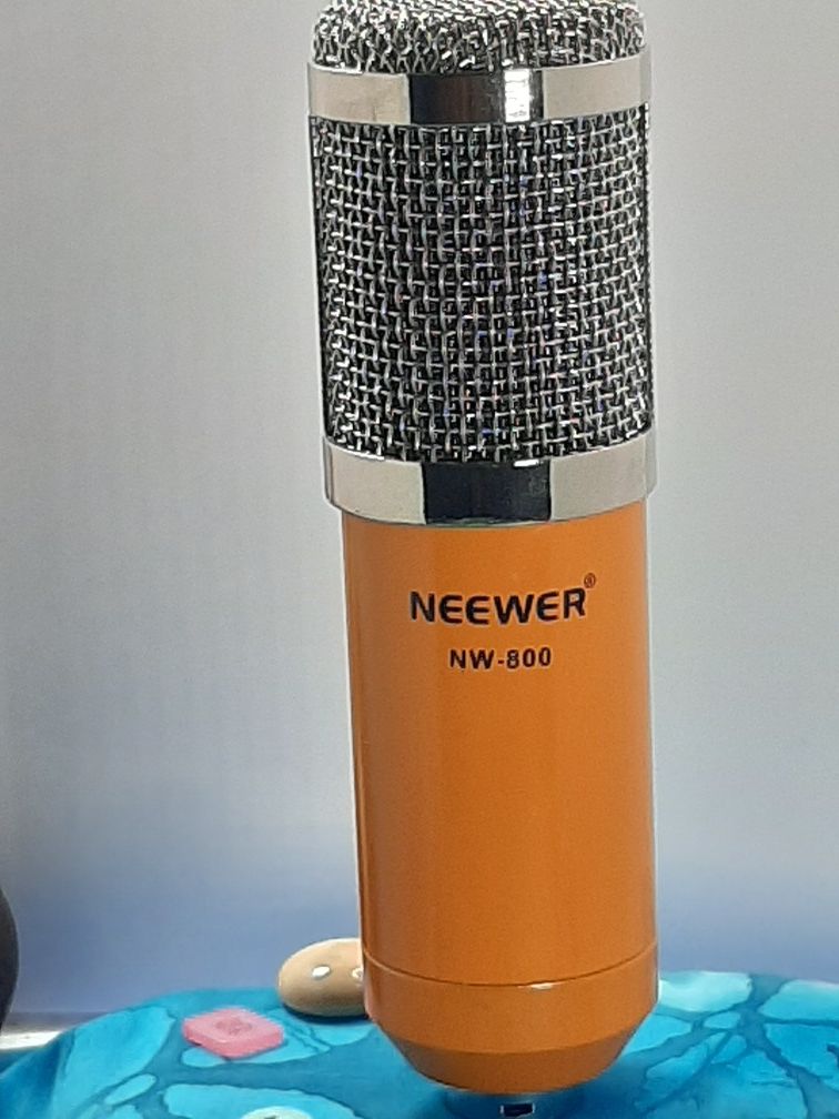 NEEWER CONDENSER HIGH PERFORMANCE MICROPHONE