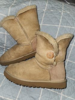 Ugg Bailey Button Size 10