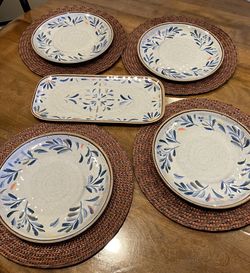 4 Dinner Plates & 4 Brown placemats incl serving platter