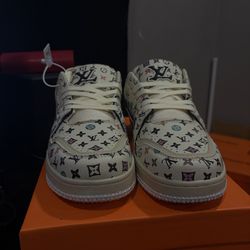 LV trainers size 9.5US, 44Eu