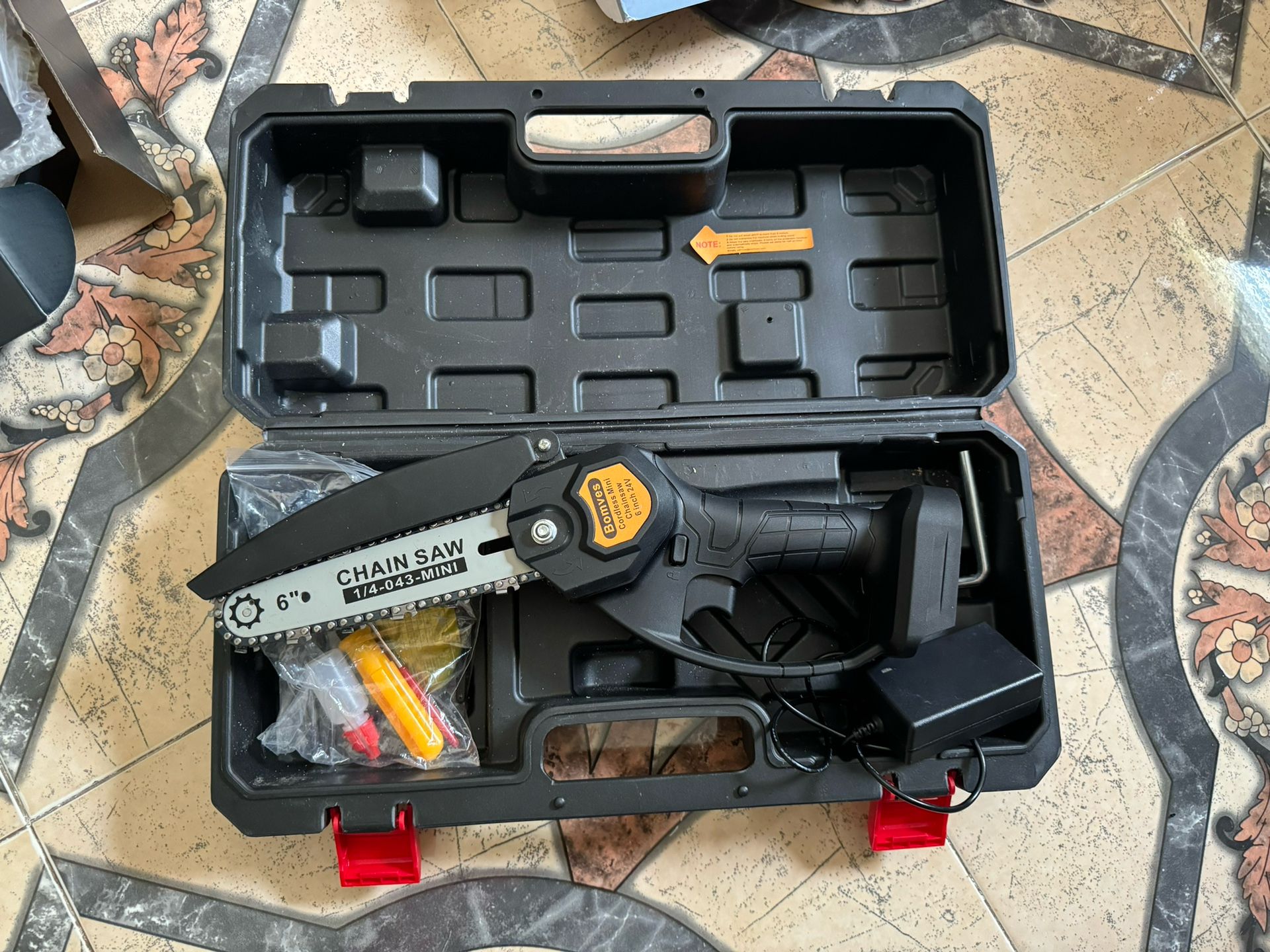 Bomves Cordless Mini Chainsaw, 6-INCH Electric Power Chainsaw, Battery Powered