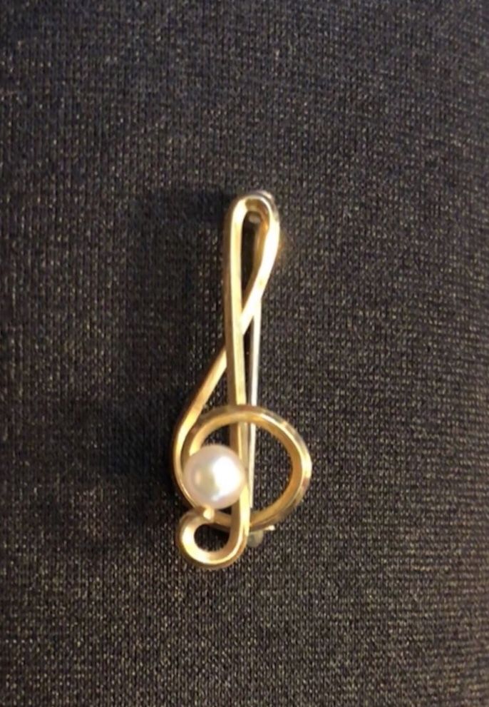Gold with pearl music treble clef pin
