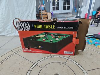 Mini pool table