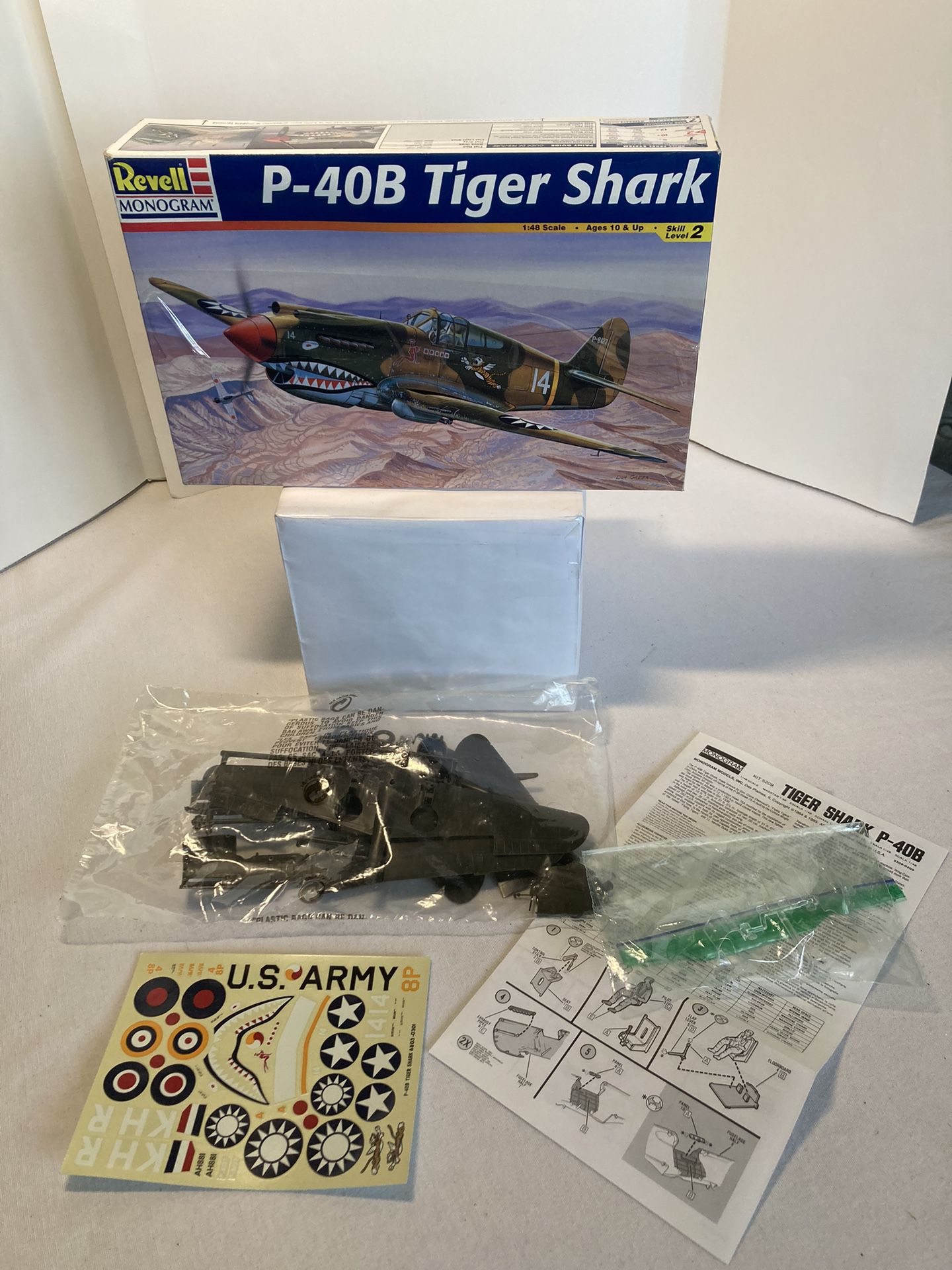 Revell P-40B Tiger Shark WWII Fighter Plane 1:48 Scale Plastic Model Kit 5209Revell