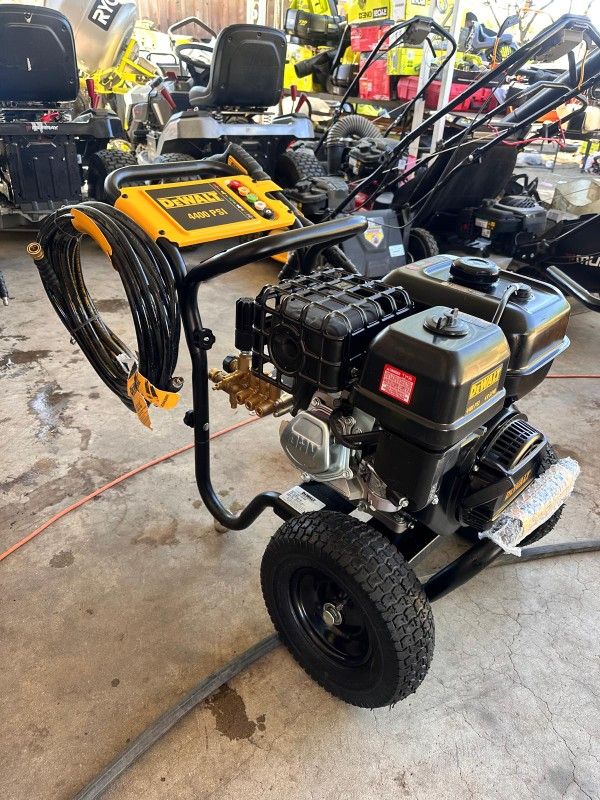 DEWALT4400 PSI 4.0 GPM Cold Water Gas Pressure Washer