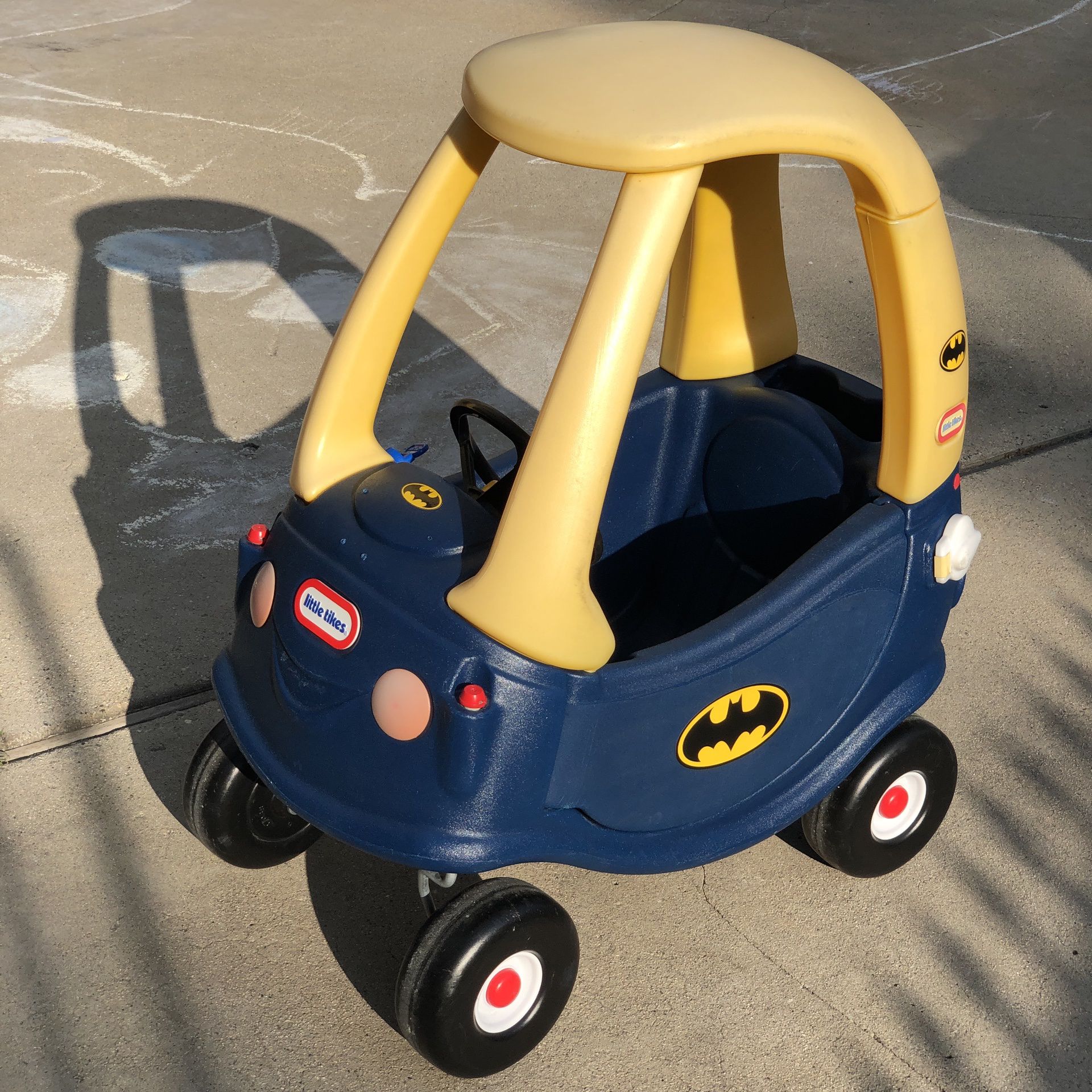 kroon leerboek Brawl Little Tikes Batmobile Cozy Coupe Car for Sale in Los Angeles, CA - OfferUp