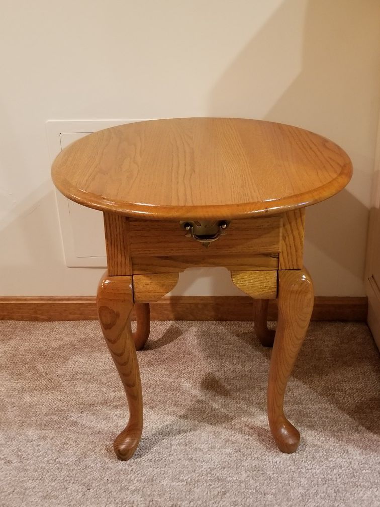 Broyhill Queen Anne Oak End Table with drawer