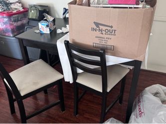 Dining table/ 4 chairs