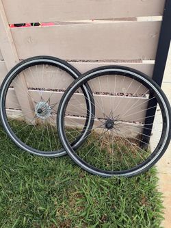 Road bike wheelset with tires