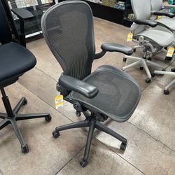 Herman Miller Aeron Office Chair (Fully Adjustable) Graphite/Black - Size C Excellent SKU5058