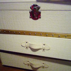 Large Dresser/Storage 3)Drawers