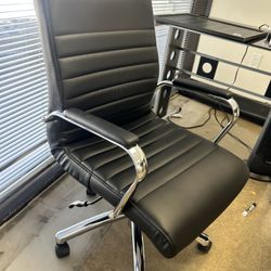Sleek Black Leather Executive Office Chair – Excellent Condition!