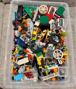 Large lot of assorted Legos