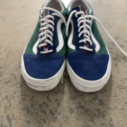 Men’s Size 7 / Women’s Size 8.5 Vans