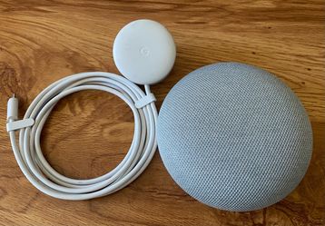 Google Home Mini (1st Gen) - Smart Speaker - Chalk - with Power Adapter