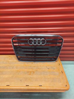 Genuine front radiator grille
for an Audi A5
