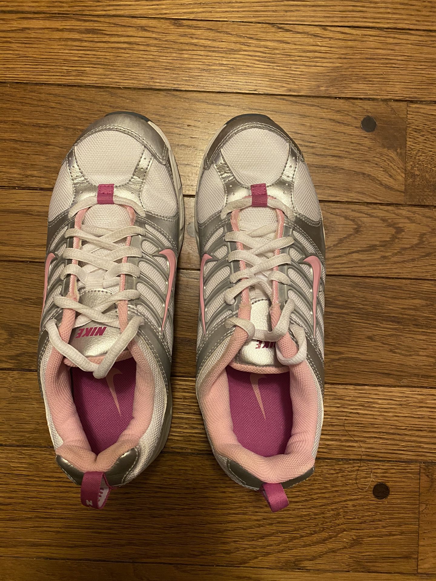 Women’s like new Nike tennis shoe, size 5.5