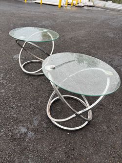 Round Glass Top Side Tables with Chrome Base – Set of 2 Set of two round glass-top accent tables with interlocking circular chrome bases.