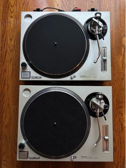 2 Technics 1200 MK2 Turntables In Great Working Condition Perfect For DJ, Vinyl, Serato, Rekordbox