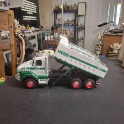 Hess 2017 Toy Dump Truck With Lights And Sounds & Back Of Truck Lifts Up, Works Great, With Ramp- Batteries Included