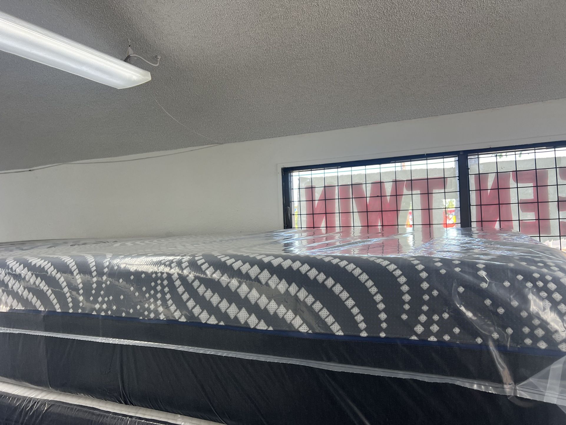 KING SIZE SEALY HYBRID “HIGH POINT” FIRM MATTRESS & BOX SPRING BED SET