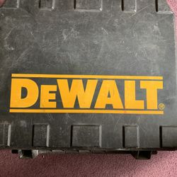 De Walt 18 volt drill motor with case and charger.