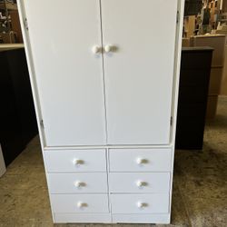 Closet W/ six Drawer 